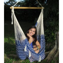 H&auml;ngstol, naturvit och bl&aring; av n&auml;t