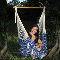 H&auml;ngstol, naturvit och bl&aring; av n&auml;t