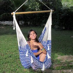 H&auml;ngstol, naturvit och bl&aring; av n&auml;t