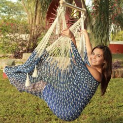 H&auml;ngstol, naturvit och bl&aring; av n&auml;t