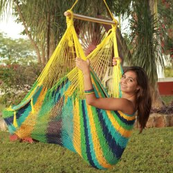 H&auml;ngstol av n&auml;t i farg. Bl&aring;, gul, turkos, gr&ouml;n