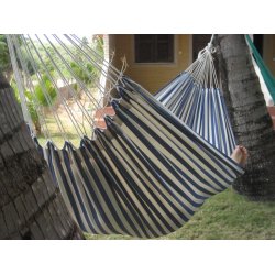 H&auml;ngmatta med bl&aring;a och vita r&auml;nder